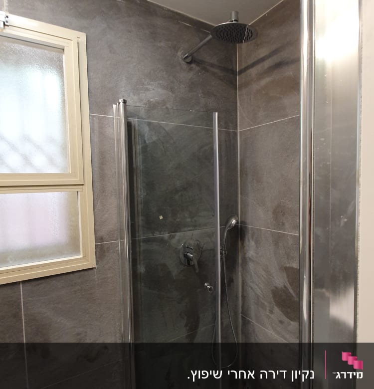 מקלחון עם דלת זכוכית ומקלחת יד